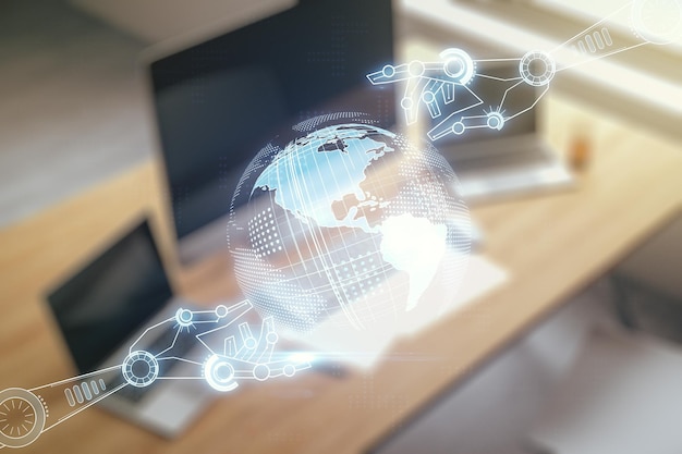 Креативная абстрактная робототехническая голограмма с глобусом и современный рабочий стол с ПК на заднем плане концепция искусственного интеллекта и машинного обучения Мультиэкспозиция