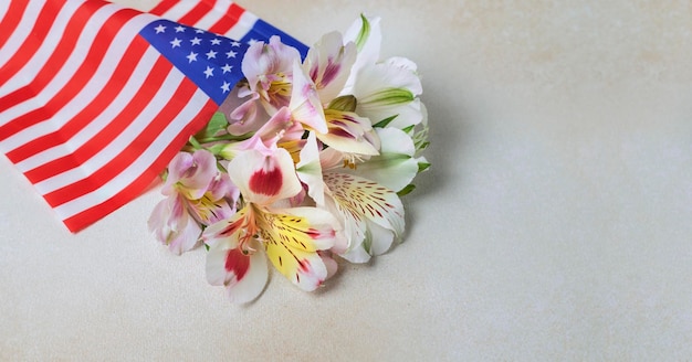 밝은 꽃과 미국 국기가 있는 창의적인 미국 스타일 배경