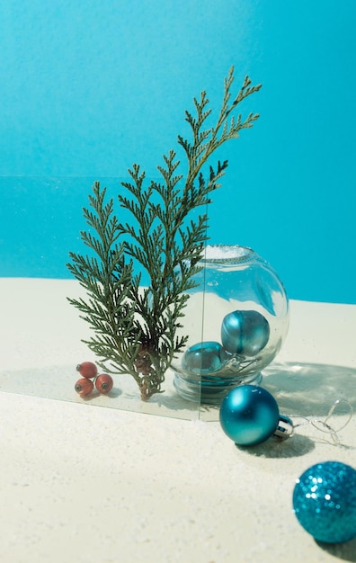 사진 창의적인 배열 투르코이스 파란색 크리스마스 볼링 장식 파란색과  ⁇ 색 배경 최소한의 새해 개념