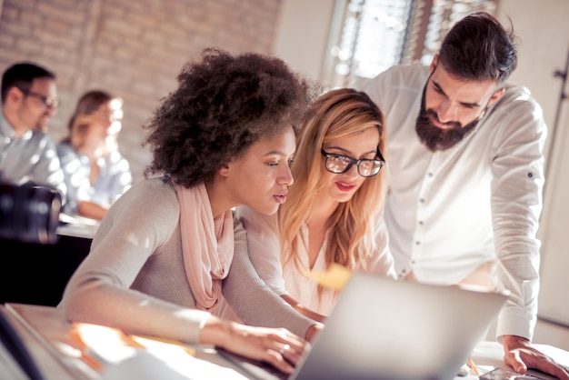 Foto uomini d'affari creativi che utilizzano il computer in ufficio