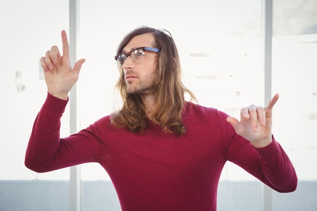 Фото Творческий бизнесмен, gesturing в офисе