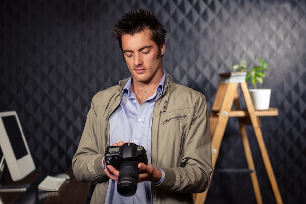 Photo creative businessman looking at picture on camera