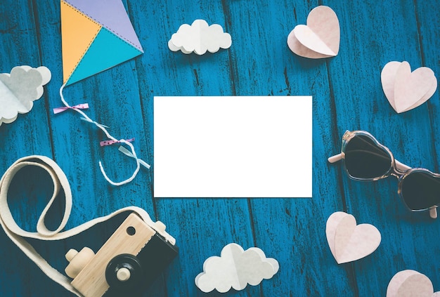 Vista dall'alto di sfondo creativo per bambini macchina fotografica per artigianato di carta con scheda vuota per testo sul tavolo blu lingue di studio fai-da-te classe di creatività per bambini o concetto di viaggio in tonalità di colore vintage