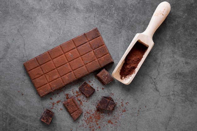 Foto assortimento creativo di cioccolato su sfondo scuro