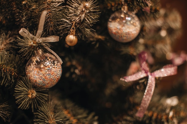 크리스마스 트리에 매달려 있는 창의적인 크리스마스 공 마법의 새해 세부 정보 축제 겨울