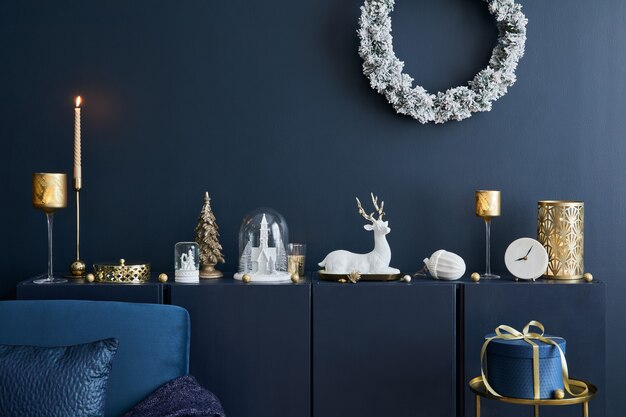 거실 인테리어의 선반에 있는 창의적인 크리스마스 구성 아름다운 장식촛불 ...
