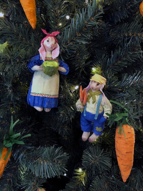 ウサギとニンジンを使ったクリエイティブなクリスマス ツリーの飾り。クリスマスのお祝い。年末年始