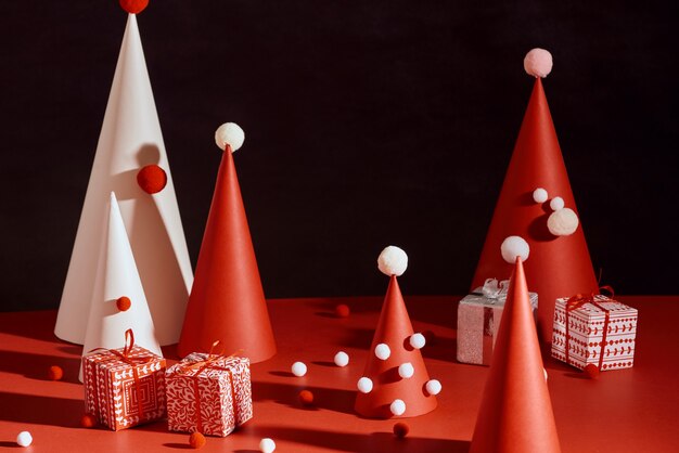 Креативная новогодняя елка из бумаги на красном фоне