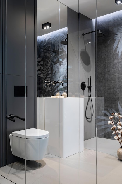 小さな家族の家の浴室のインテリアの創造的な構成。カラフルな壁とミニマルなニュートラルなバスルームアクセサリー。鏡。レンプレート。