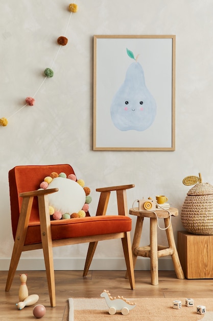 Креативная композиция интерьера уютной скандинавской детской комнаты с макетом рамки плаката, красным креслом, плюшевыми игрушками и подвесными украшениями. Креативная стена, ковролин на паркетном полу. Шаблон.