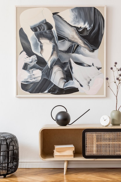 Composizione creativa dell'interior design accogliente ed elegante del soggiorno con cornice, comò in legno e accessori. muri bianchi. concetto minimalista. colori neutri.