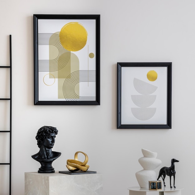 Composizione creativa di un soggiorno armonizzato con mock up cornici per poster decorazione scaletta scaffale e accessori personali modello di arredamento per la casa minimalista