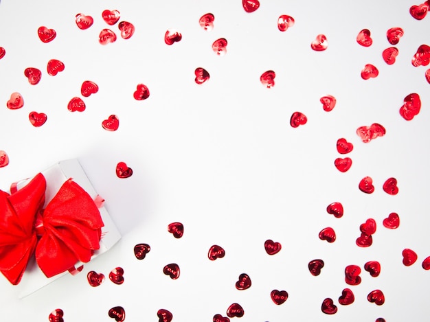 写真 コピースペース、幸せなバレンタインデー、母の日、フラットレイ、上面図と白い背景に赤いリボンとハートと白いギフトボックスで作られた創造的な構成
