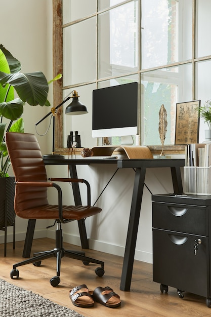 검은색 산업용 책상, 갈색 가죽 안락의자, PC, 세련된 개인 액세서리를 갖춘 현대적인 남성적인 홈 오피스 작업 공간의 창의적인 구성. 주형.