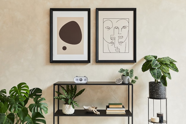 Креативная композиция стильного современного интерьера гостиной с двумя макетами рамок для плакатов, черным геометрическим комодом, растениями и личными аксессуарами. нейтральные цвета. шаблон.