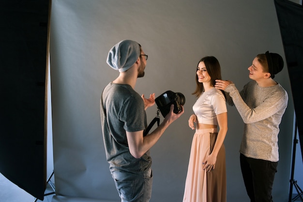 Foto il team di moda creativo lavora con il modello in studio