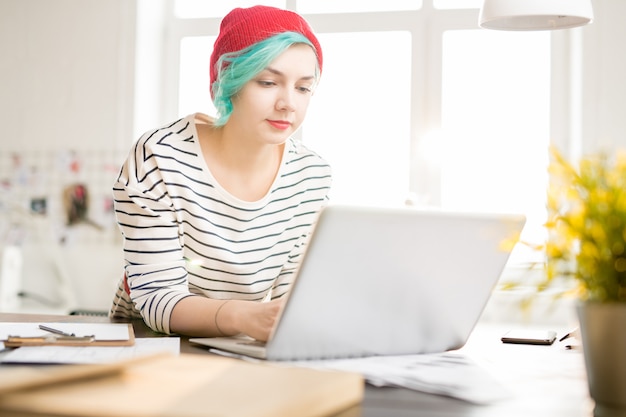 Творческий женский дизайнер, используя ноутбук