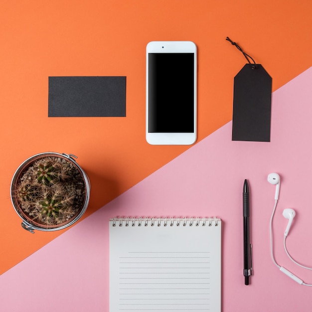 Креативная плоская фотография рабочего стола с кактусом для смартфона и ноутбуком