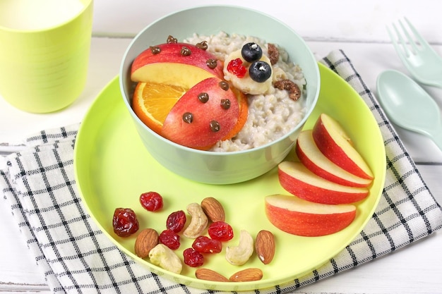 Creative food for kids Havermout met fruit in de vorm van een lieveheersbeestje in een mooie kleurrijke schaal Gezond en leuk eten