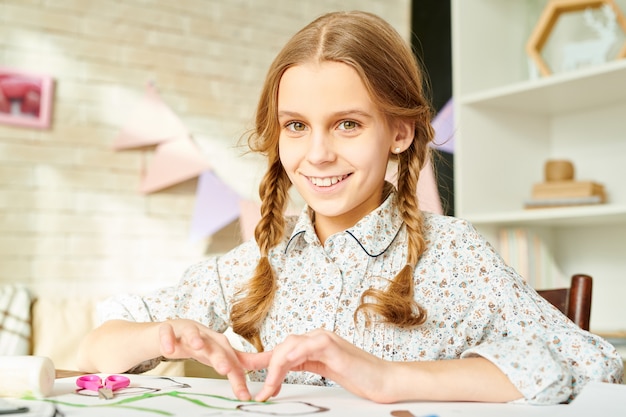 写真のためにポーズの創造的な女の子