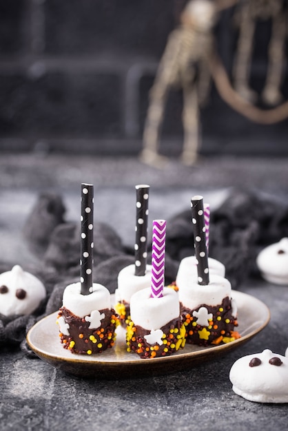 Foto marshmallow creativo di halloween al cioccolato