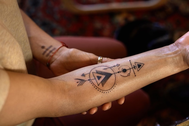 Креативная татуировка на руке