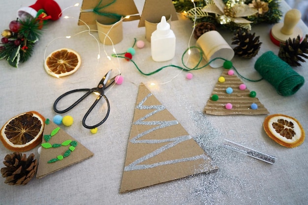 Photo a creative handmade little christmas tree of cardboard ecofriendly and zero waste concept