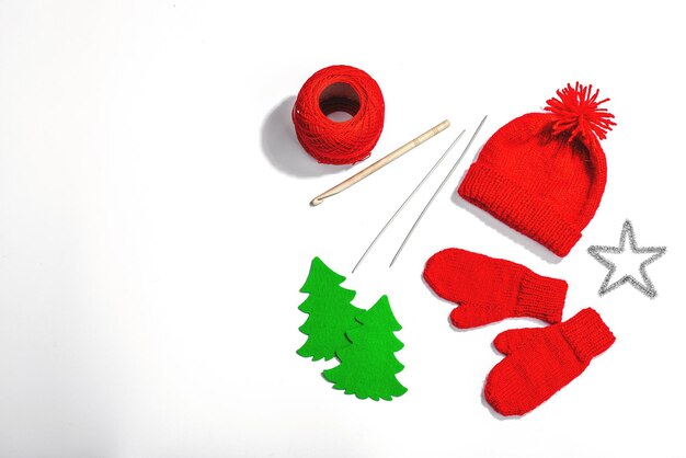 Foto manti e cappelli a maglia rossa fatti a mano