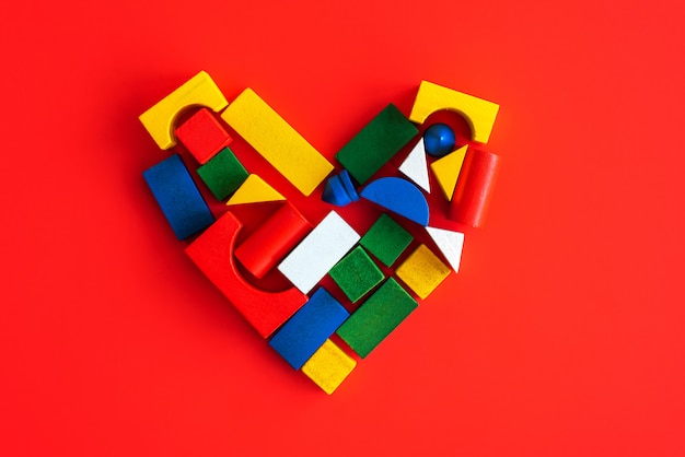 Творческое сердце из деревянных ярких геометрических фигур, любовь к ребенку