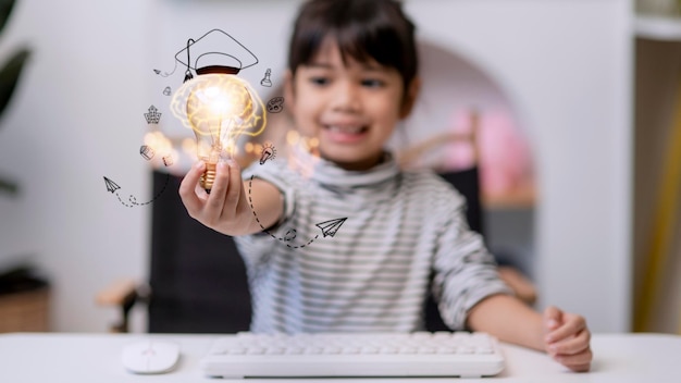 창조적 인 아이디어 밝은 생각 교육 지식 인식 초상화 스마트 영리한 호기심 소녀 아이 손에 빛나는 램프