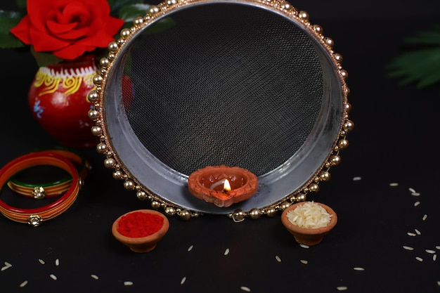 Foto festival indiano creativo felice karwa chauth, donna indiana che celebra karva chauth, karwahauth indietro