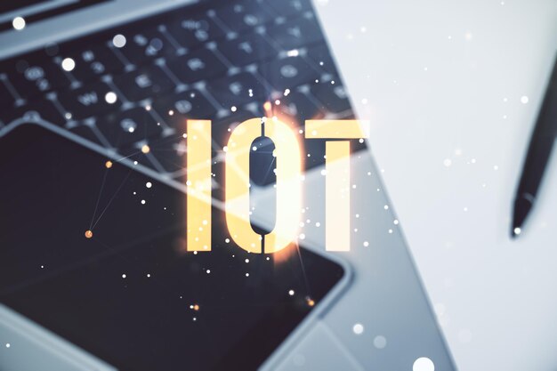 クリエイティブな IOT コンセプトはモダンなラップトップの背景でマルチエクスポージャー