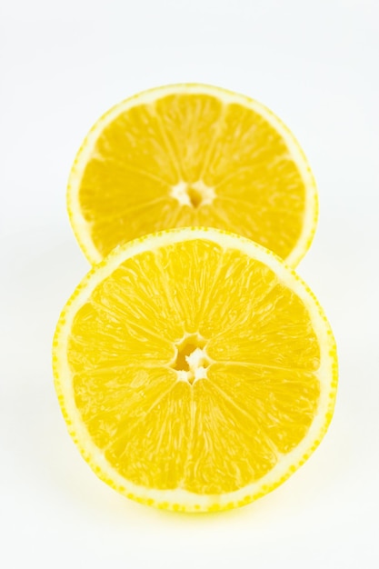 レモン、レモンの半分、スライド、ピースで作られたクリエイティブなレイアウト。創造的な夏のミニマルな背景。