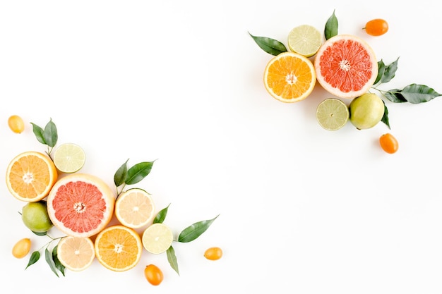 Креативный макет из летних тропических фруктов, грейпфрута, апельсина, лимона, лайма и листьев фикуса