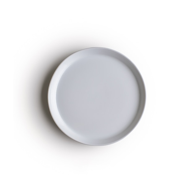 Layout creativo fatto di piastra bianca su sfondo bianco. disposizione piatta. concetto di cibo.