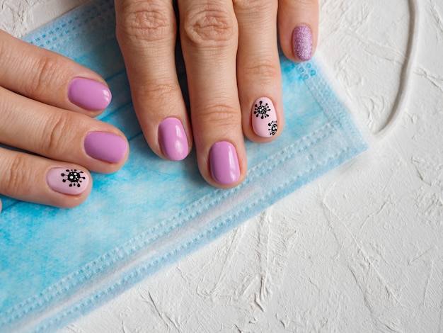 Manicure creativa con coronavirus dipinto sulle unghie