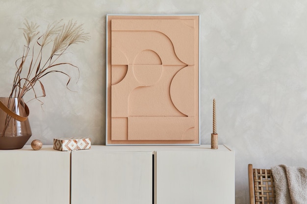 Composizione interna del soggiorno beige creativa e moderna con pittura della struttura finta, credenza in legno beige e accessori personali ispirati a boho. copia spazio. modello.