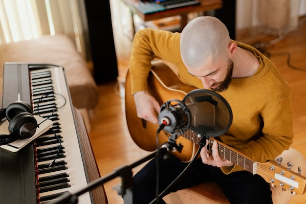 Photo creative musician practicing at home