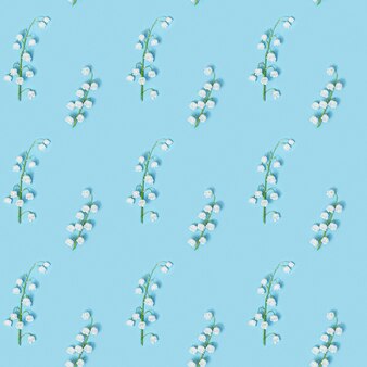 Motivo creativo con fiori primaverili mughetti bianchi su blu pastello
