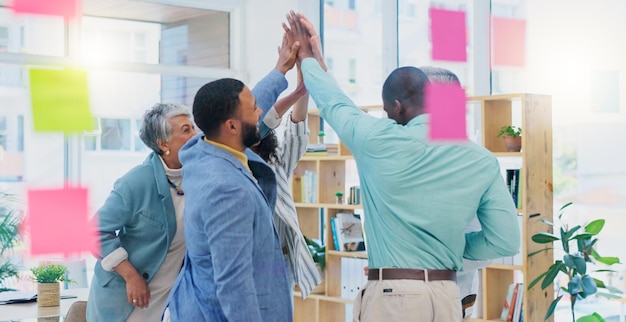 Foto persone creative danno il cinque e applausi per festeggiare i risultati ottenuti nel team building o il successo in ufficio gruppo di dipendenti felici che applaudono per la vittoria del lavoro di squadra o per l'incontro all'avvio sul posto di lavoro
