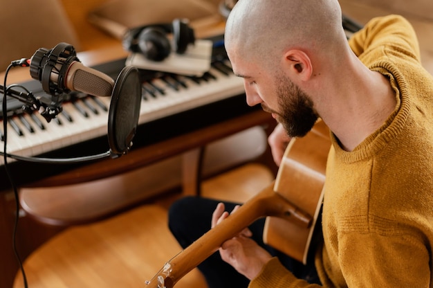 写真 屋内で音楽を練習する創造的な人