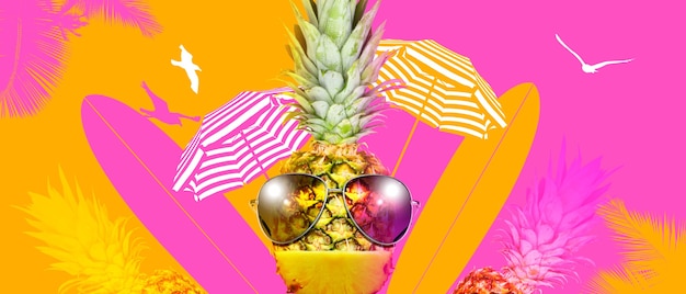 Творческий ананас с очками на летнем фоне.