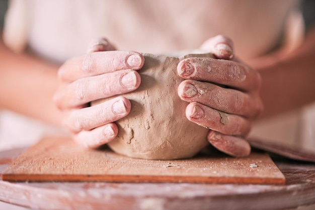 Foto ceramica creativa e design con mani di donna in studio laboratorio per stampi in ceramica e arte scultura e produzione di argilla con ragazza artigiana sul tavolo per artigianato fatto a mano e hobby