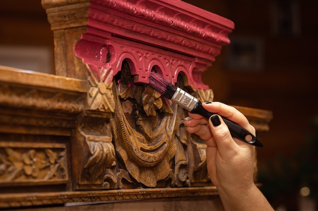 Restauro creativo di un'antica credenza in legno con ornamenti intagliati a mano riutilizzo di vecchi mobili per un futuro sostenibile hobby del restauro di mobili