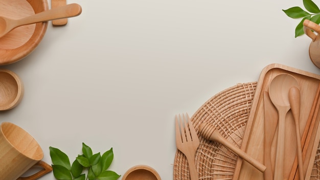 木製の台所用品と白い背景のコピースペース、ゼロウェイストコンセプトのクリエイティブシーン