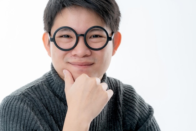 Креативный умный азиатский мужчина в очках эмоциональный портрет лица со счастьем и уверенным чувством белого фона