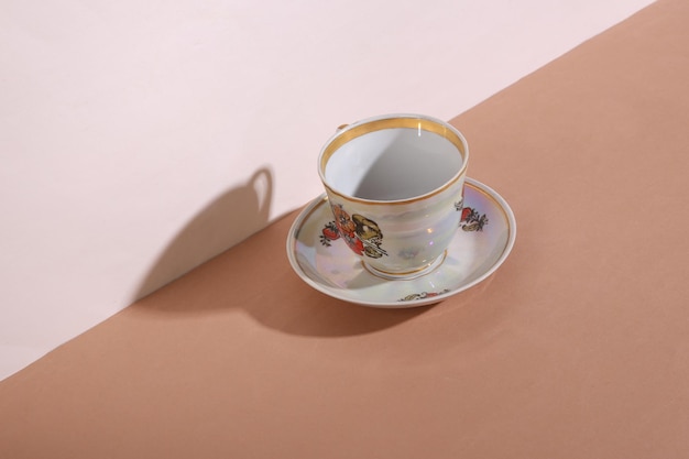 Natura morta creativa tazza retrò su sfondo marrone beige minimalismo ombre alla moda