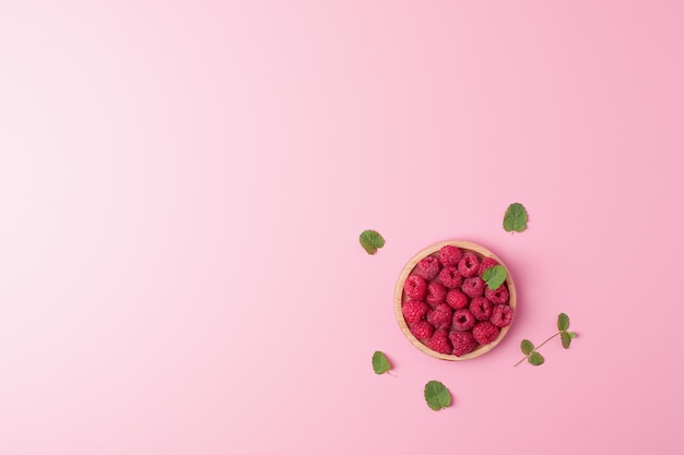 Фото Креативный летний фон из свежих ягод и мяты на розовом плоском пространстве для копирования