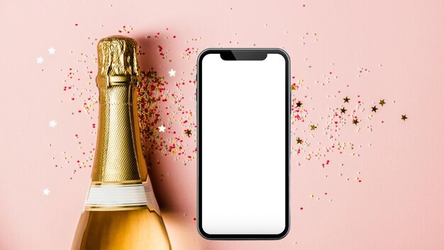 Foto collage di modelli astratti di tendenza creativa con schermo del telefono cellulare e una bottiglia di champagne