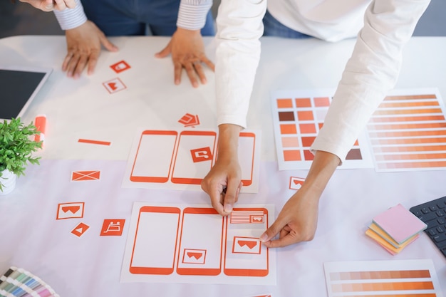 Progettisti creativi di ux ui che progettano schermi per dispositivi mobili.